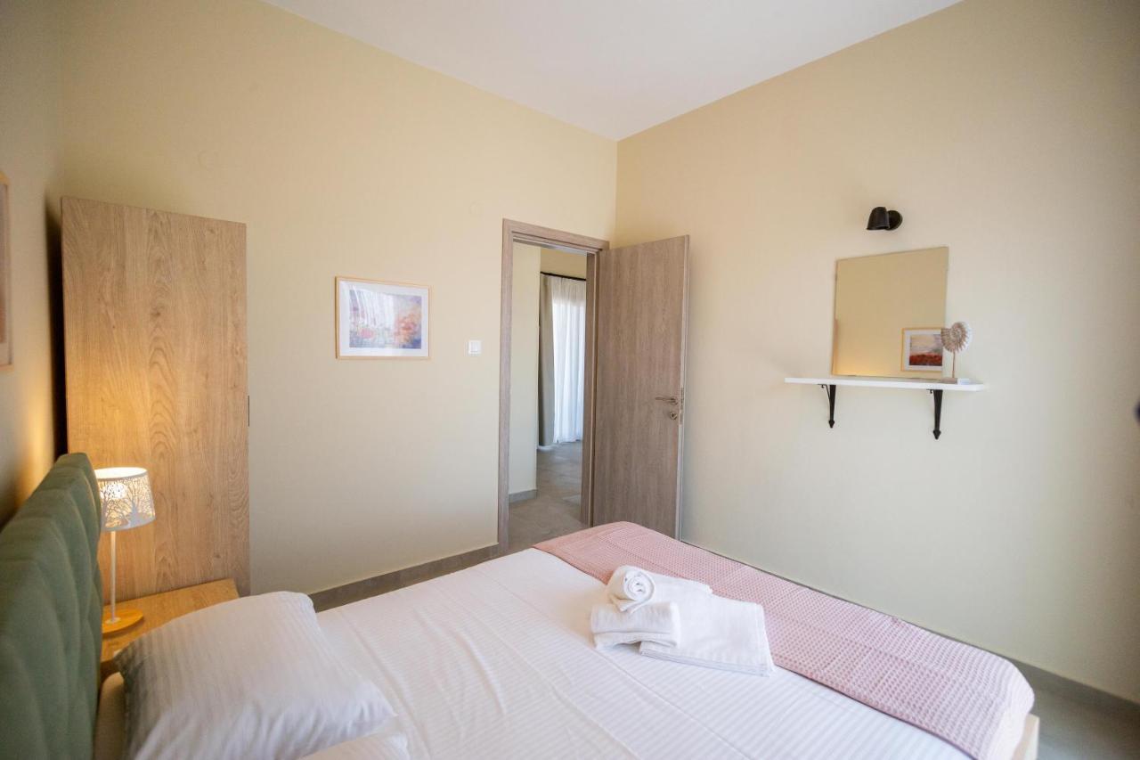 Varkes Suites 2 Nea Moudania Exterior foto