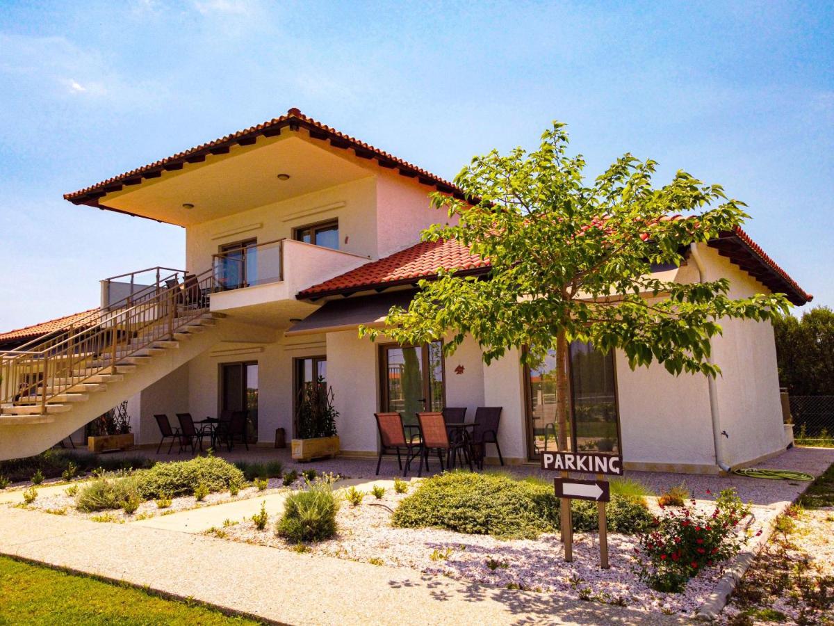 Varkes Suites 2 Nea Moudania Exterior foto